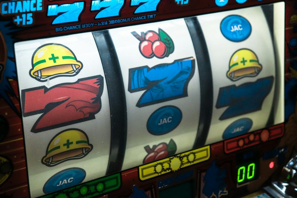 Home 3 slot machine displaying three seven